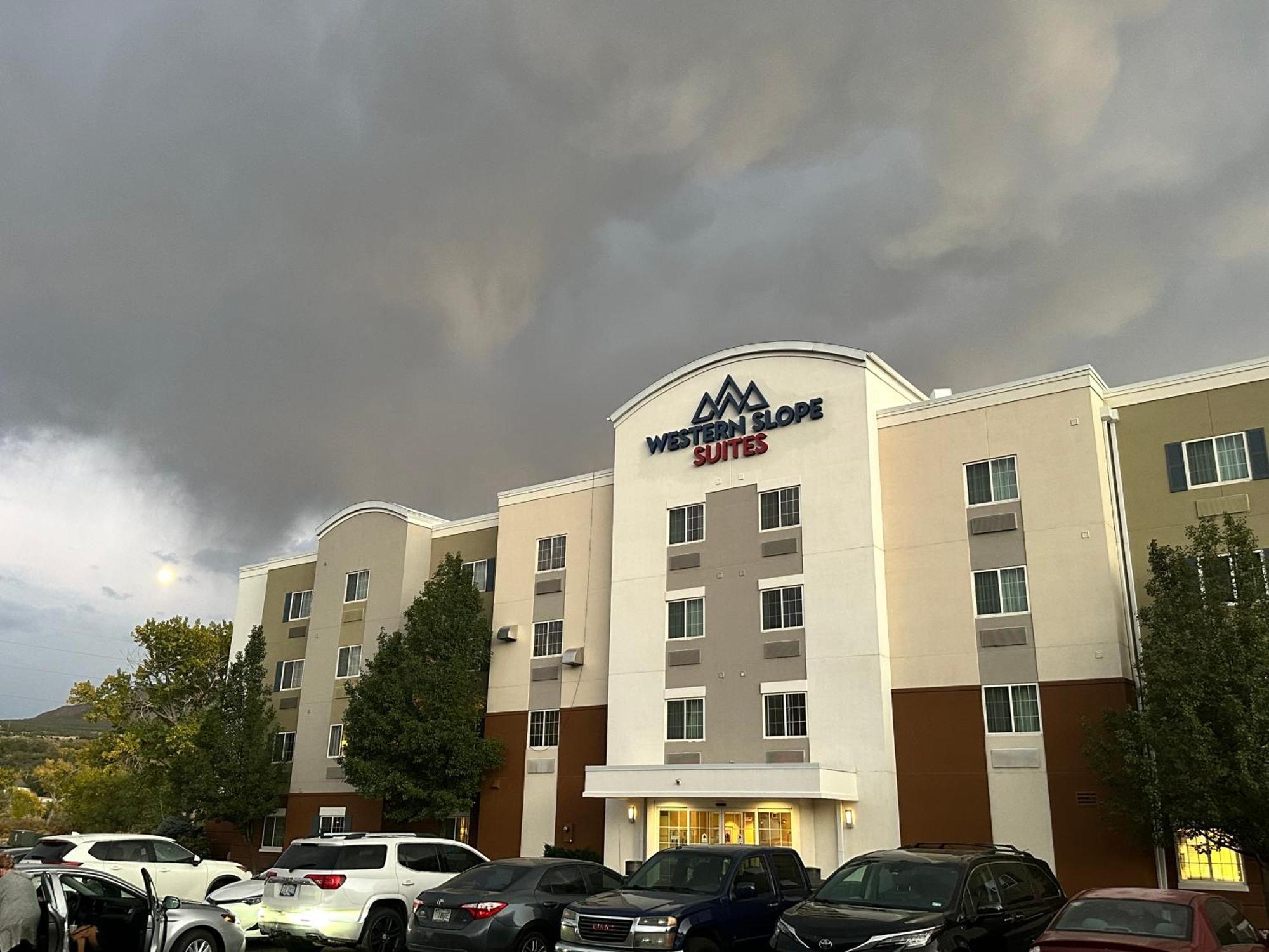 Western Slope Suites Parachute Екстериор снимка